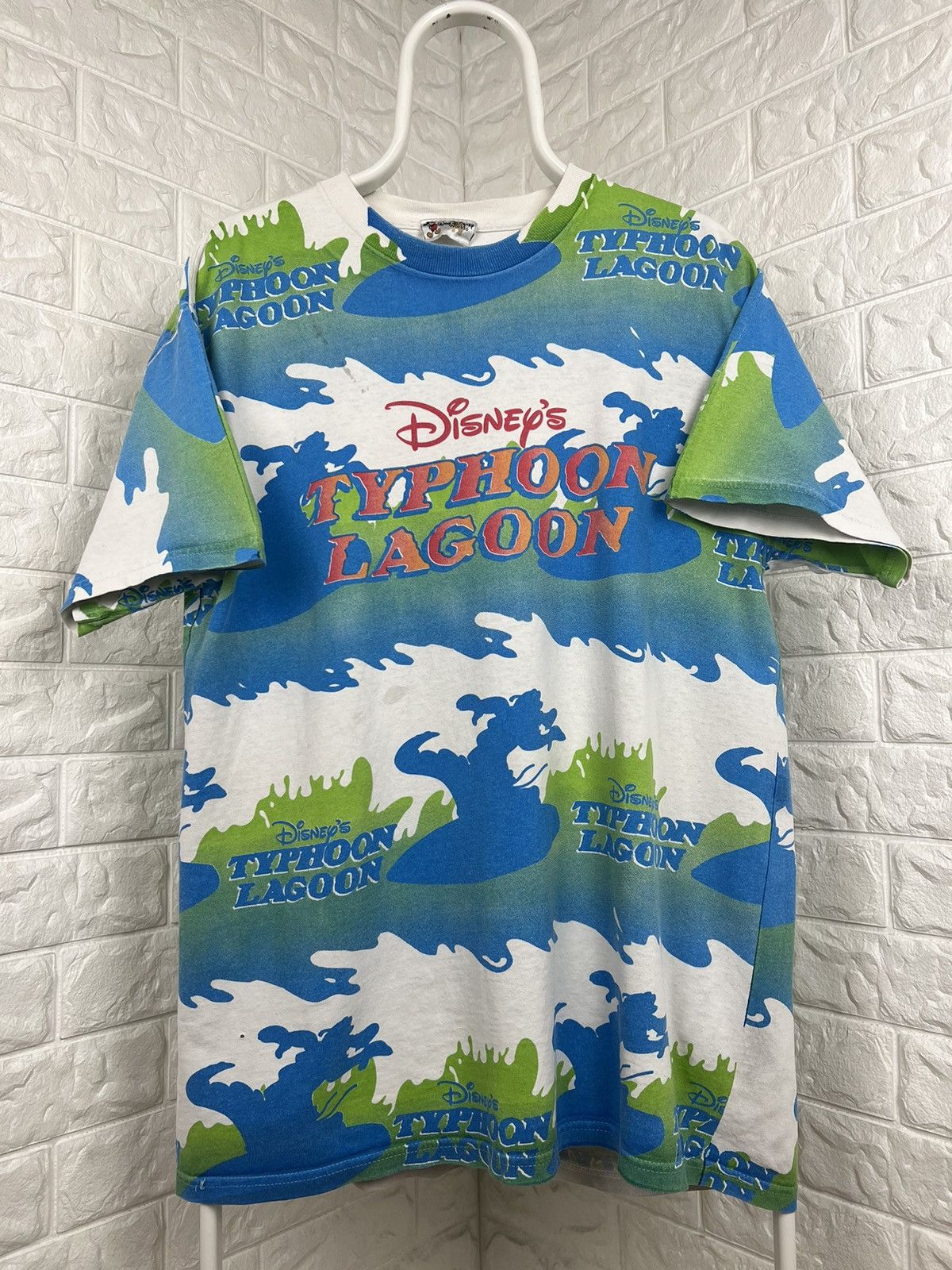 Disney × Vintage Vintage 90s Disney Typhoon Lagoon All over print Tee Size US L / EU 52-54 / 3 - 3 Thumbnail