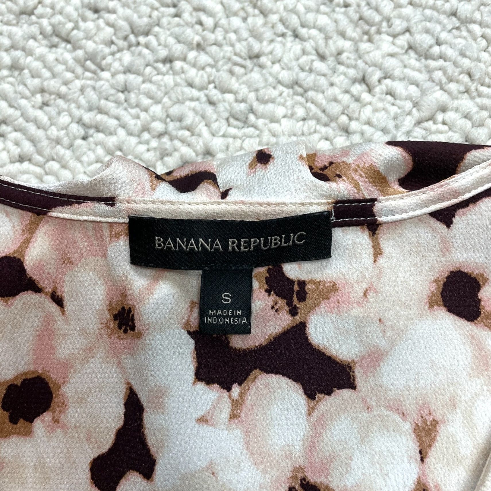 Banana Republic VINTAGE Banana Republic Blouse Tank Top Womens Small White Floral Megan Ruffle Drape Size S / US 4 / IT 40 - 2 Thumbnail