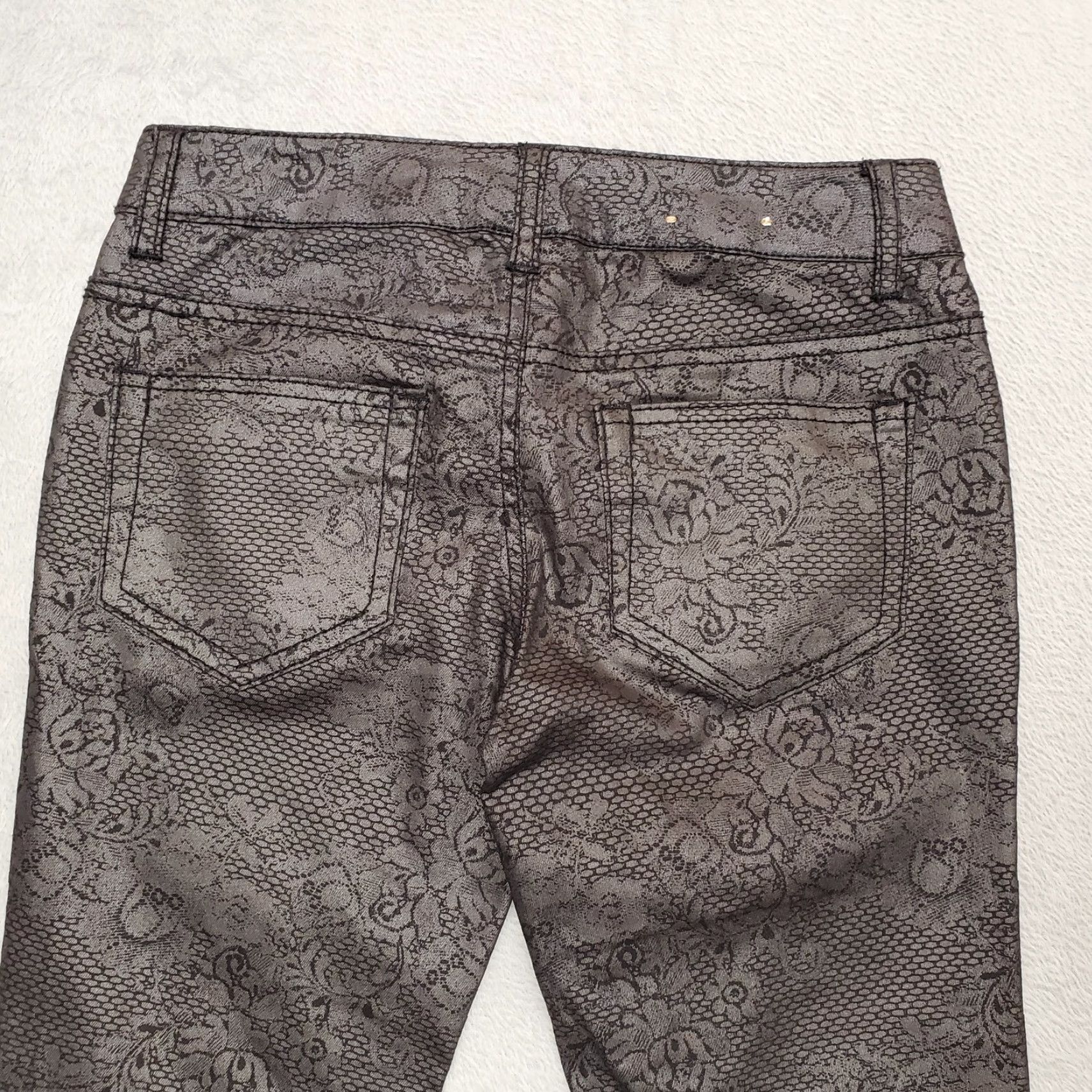 Vintage Xhilaration Pants Womens 27x30 Black Gray Floral Skinny Stretch Low Rise Chino Pockets Zip Floral Pattern School USA University Womens Size 27" / US 4 / IT 40 - 7 Thumbnail