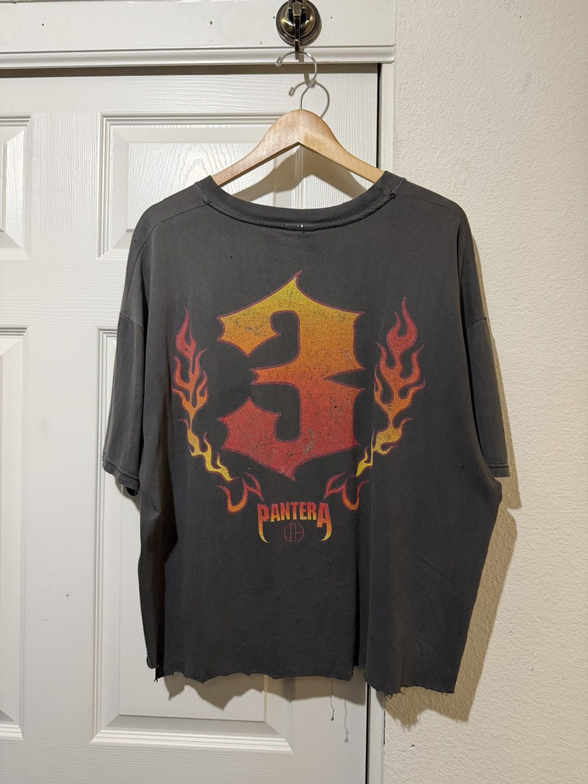 Vintage Vintage Thrashed 90s Pantera Tee Size US L / EU 52-54 / 3 - 2 Thumbnail