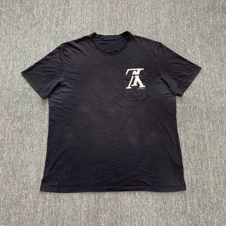 Louis Vuitton Louis Vuitton Pocket upside down logo short sleeve Size US XXL / EU 58 / 5 - 1 Thumbnail