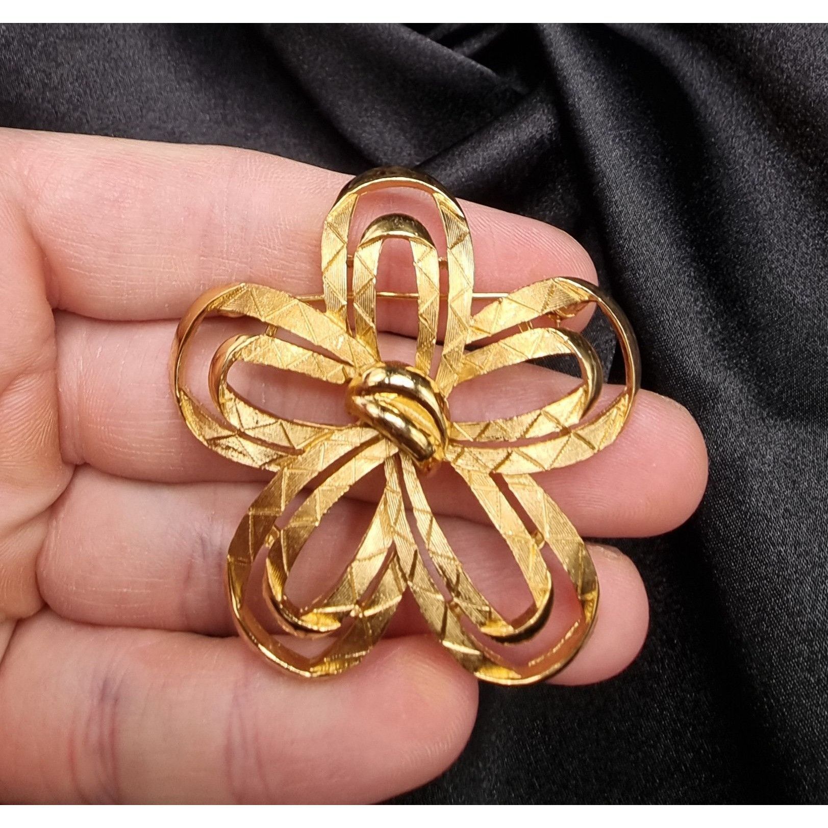 Vintage Vintage 1960s Trifari Signed Gold-Tone Flower Brooch Pin Size ONE SIZE - 4 Thumbnail