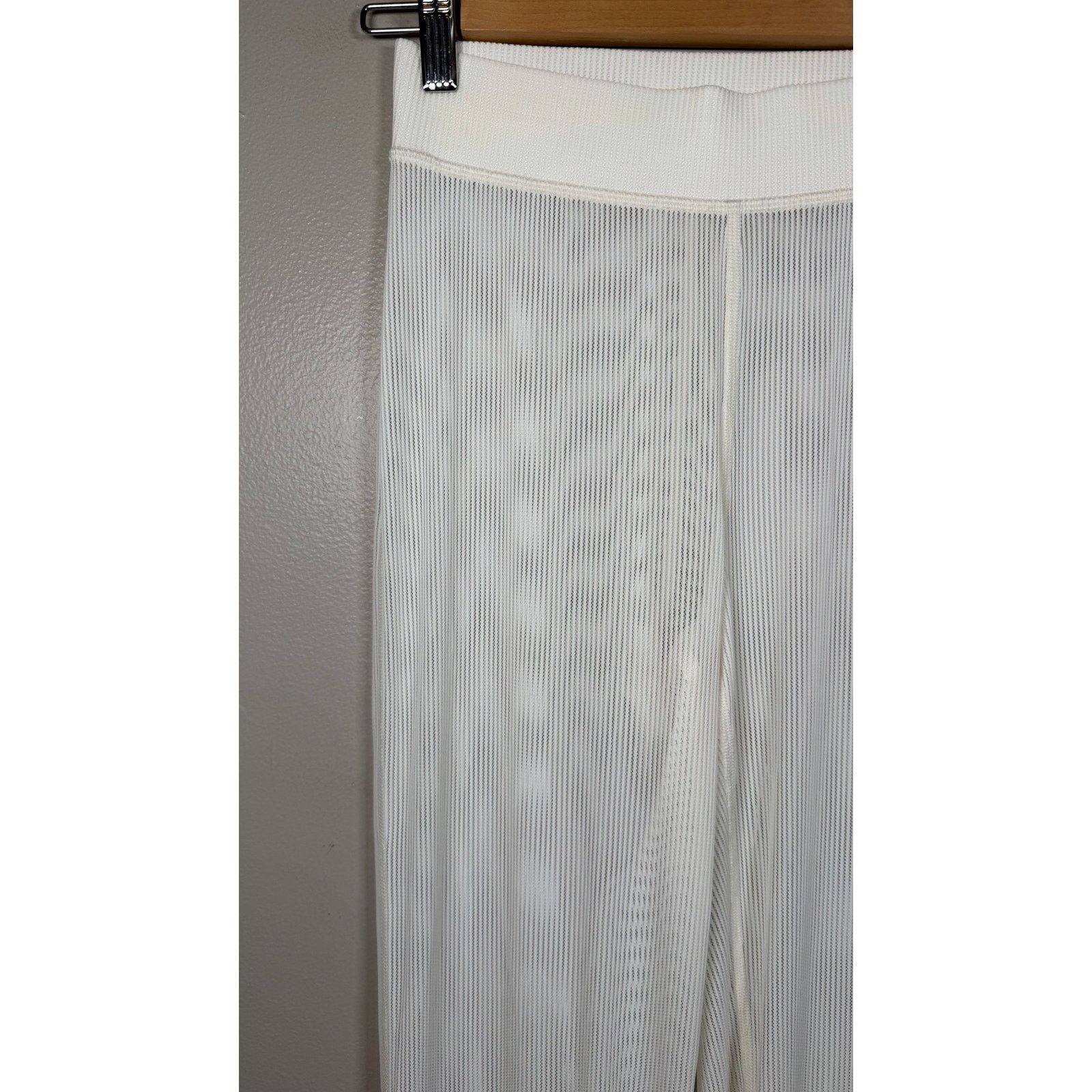 Alo Yoga NWOT Alo Yoga Striped Mesh Tropical Nights Flare Pant size S Size 27" / US 4 / IT 40 - 7 Thumbnail