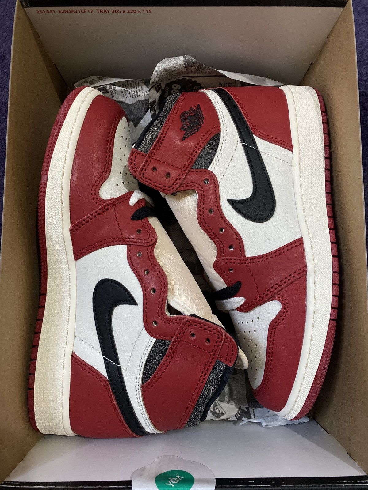 Jordan Brand × Nike Jordan 1 Retro High OG Chicago Lost and Found (GS) Size US 6 / EU 39 - 4 Thumbnail