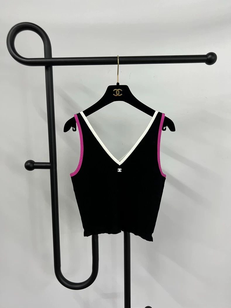 Chanel Chanel Black V-Neck Knit Vest - dmc Size US S / EU 44-46 / 1 - 1 Thumbnail