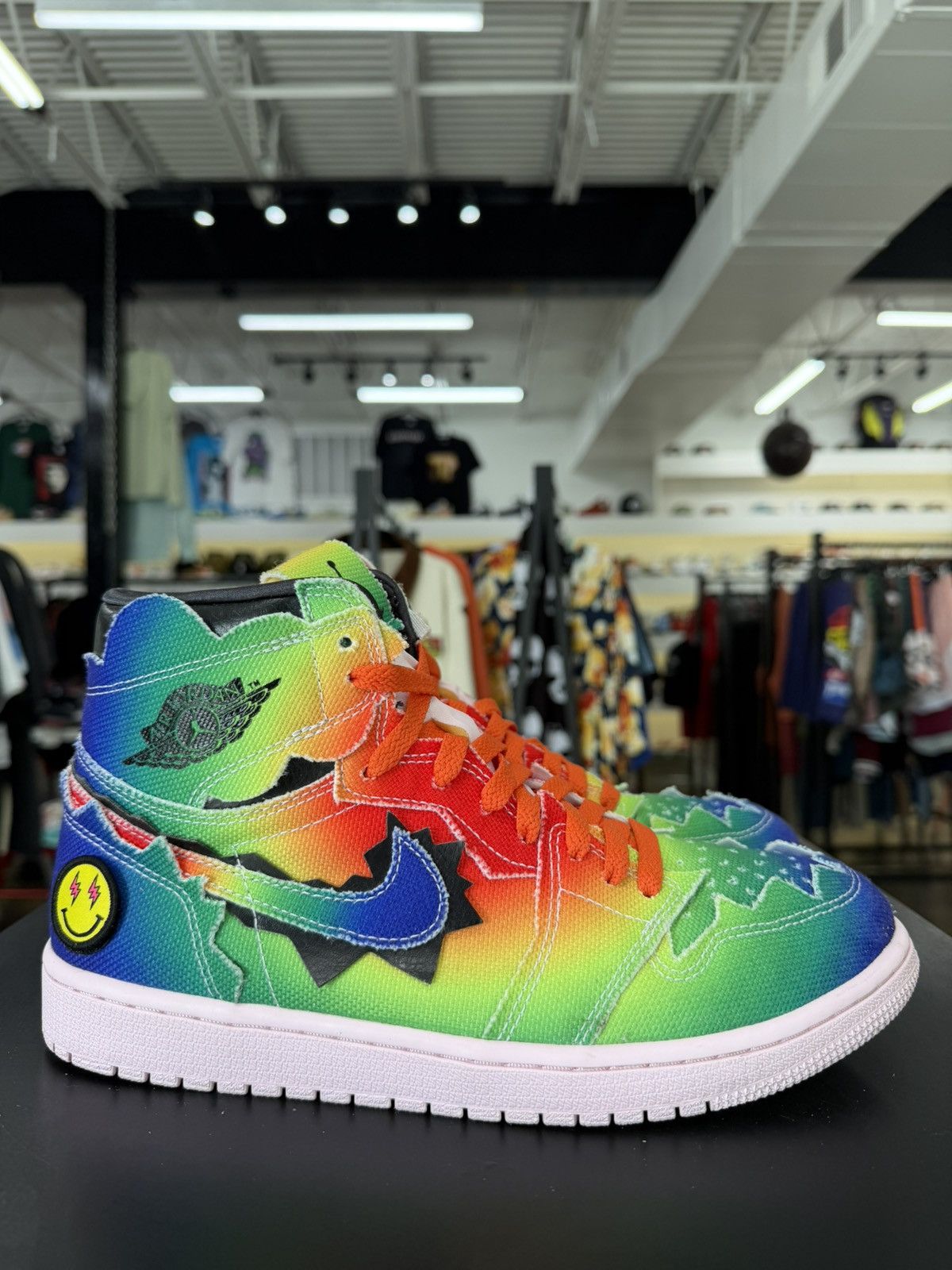 J Balvin × Jordan Brand Jordan 1 J Balvin Size 9 (2020) Size US 9 / EU 42 - 6 Thumbnail