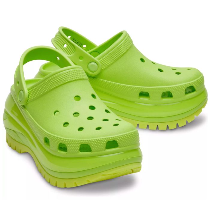 Size w6 online crocs