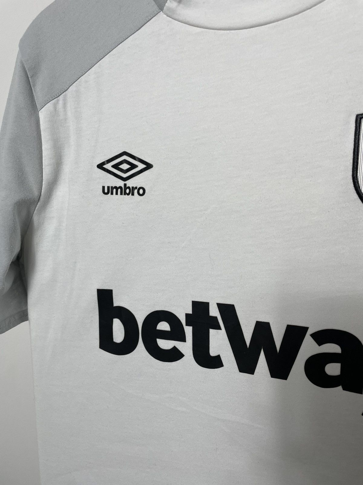Vintage WEST HAM UNITED 19 AWAY FOOTBALL SHIRT SOCCER JERSEY UMBRO Size US M / EU 48-50 / 2 - 5 Thumbnail
