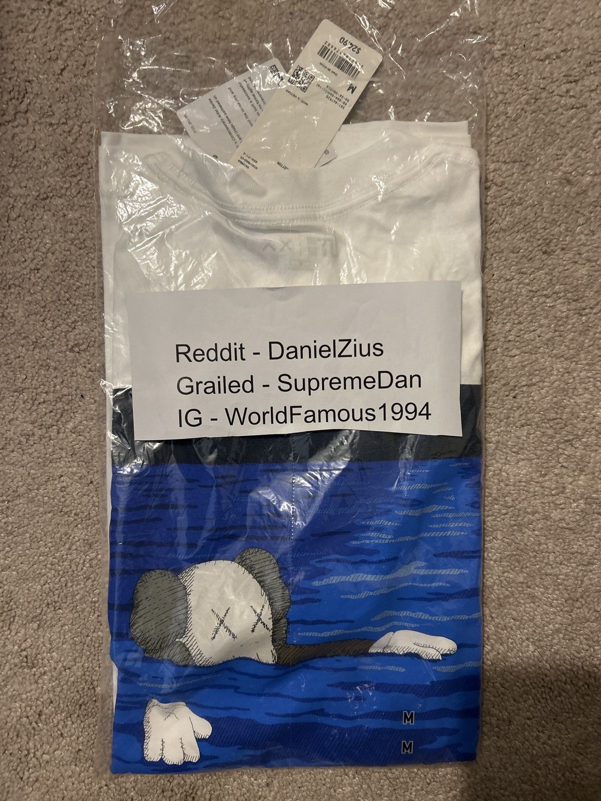 Kaws × Uniqlo KAWS x Uniqlo UT Short Sleeve Artbook Cover T-shirt Size US M / EU 48-50 / 2 - 2 Thumbnail