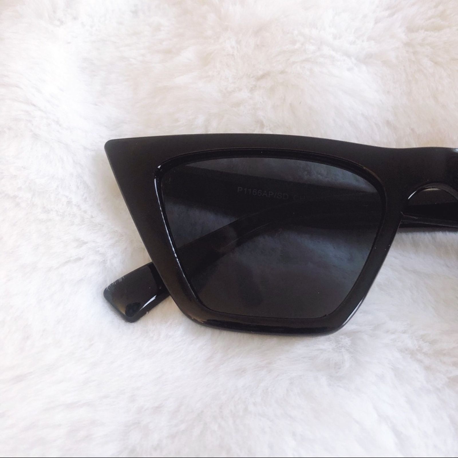 Other Kendra Black Full Rim Pointed Fashion Sunglasses Size ONE SIZE - 3 Thumbnail
