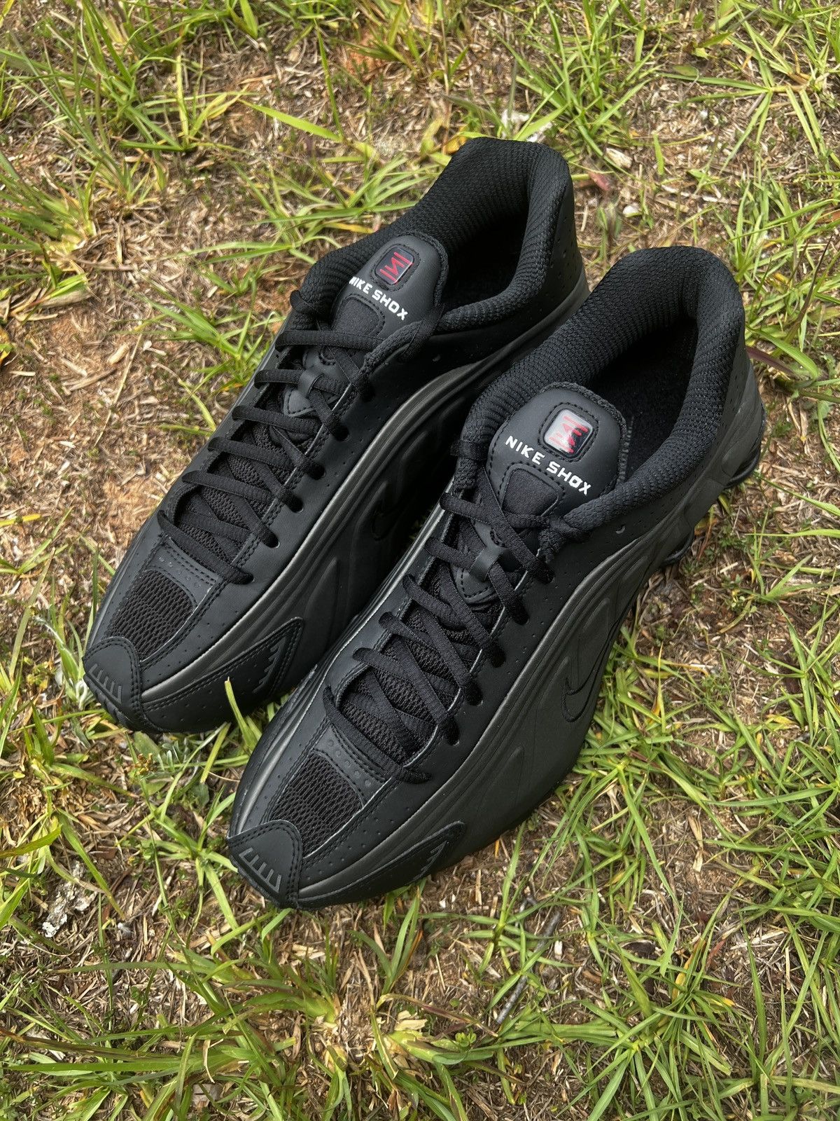 Nike CLEAN Nike size 10.5 Mens Shox R4 Triple Black shoes Size US 10.5 / EU 43-44 - 3 Thumbnail