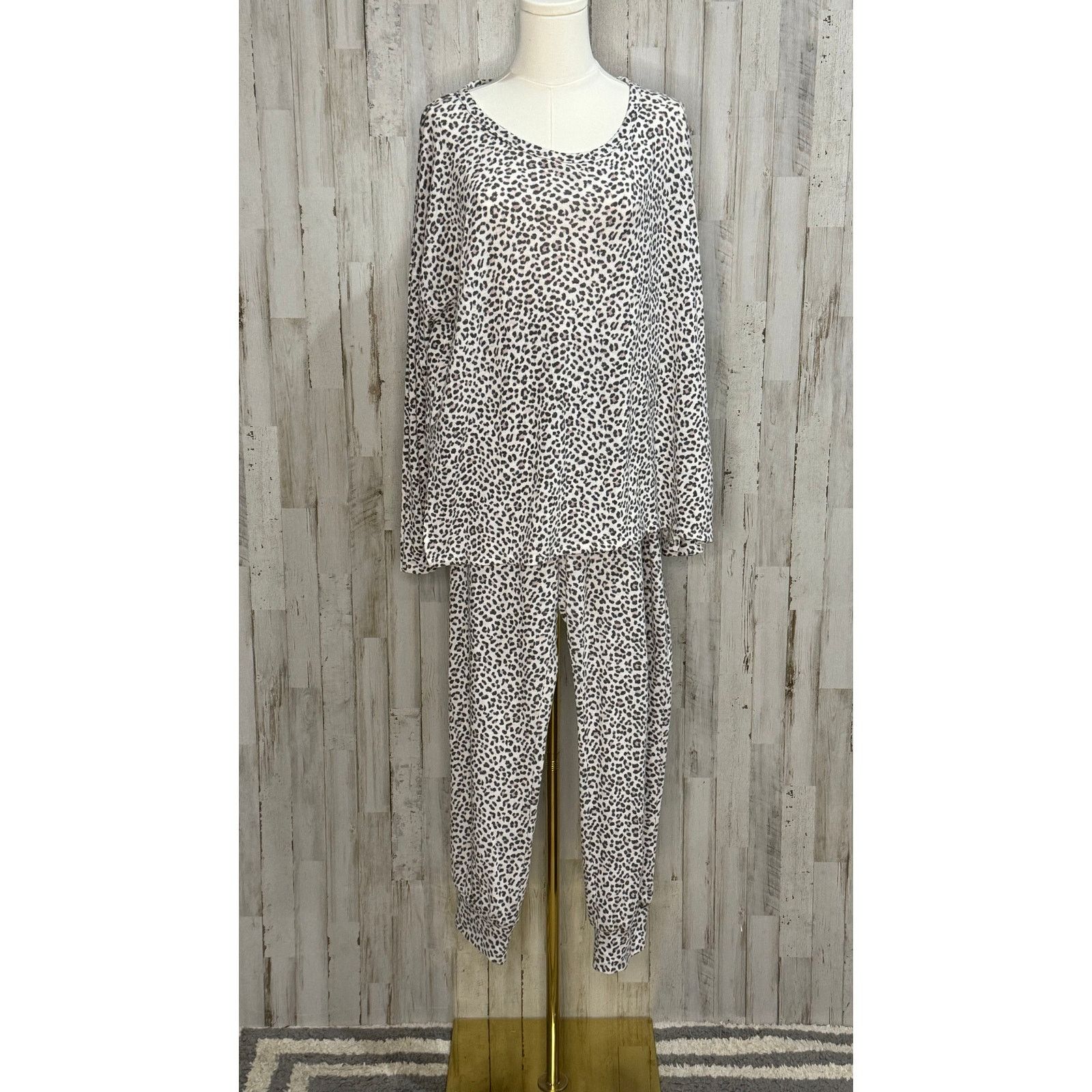 Victoria's Secret Victoria's Secret Women's XL Leopard Print Pajama Set Size 34" / US 12 / IT 48 - 2 Thumbnail
