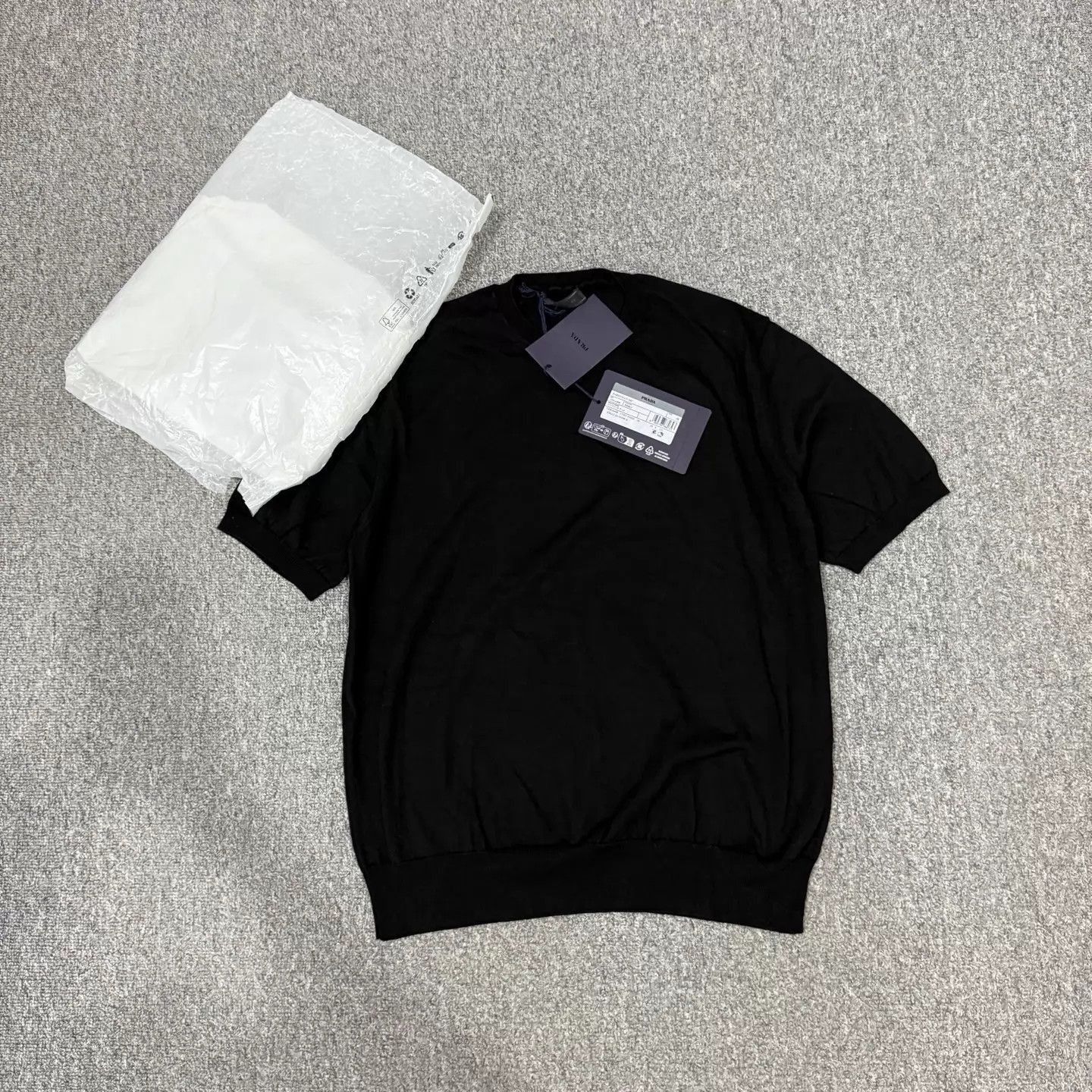Prada Black Short-Sleeve Crewneck Shirt Size US S / EU 44-46 / 1 - 1 Thumbnail