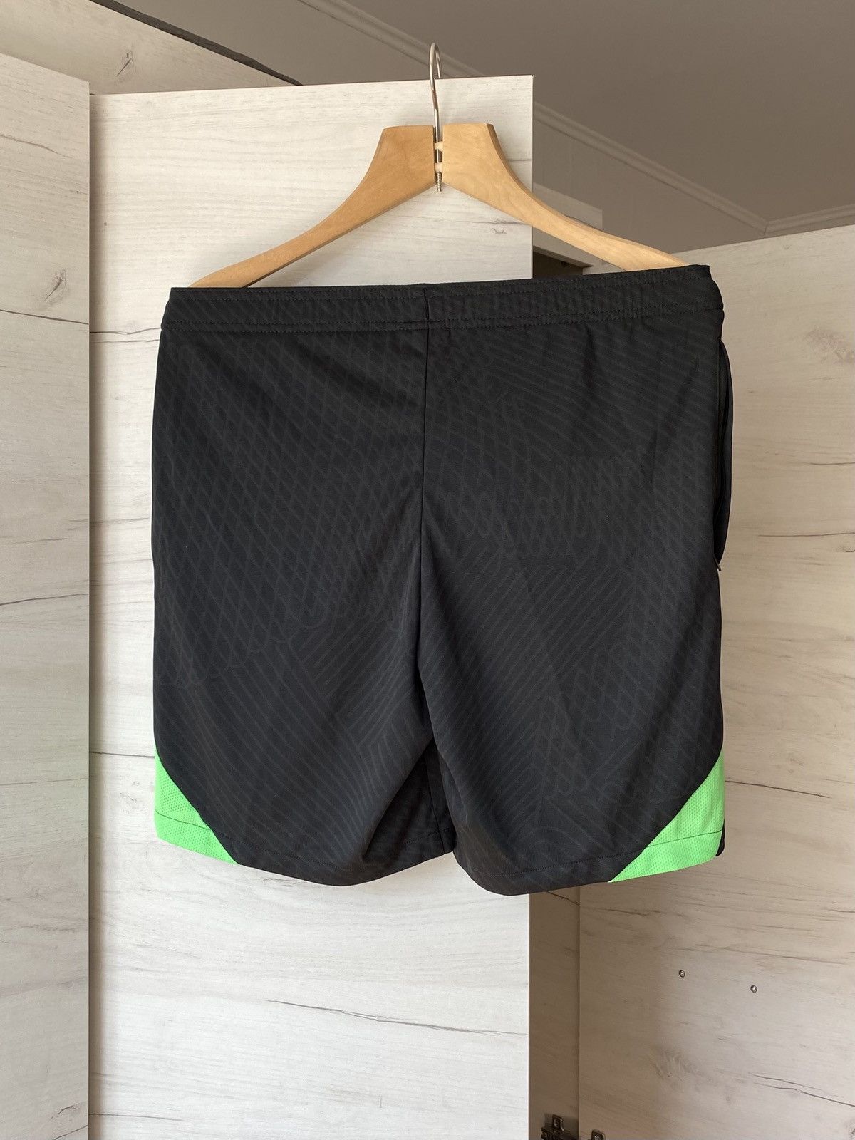 Nike Nike Liverpool FC Training Shorts Black Green Size M Size US 39 - 5 Thumbnail