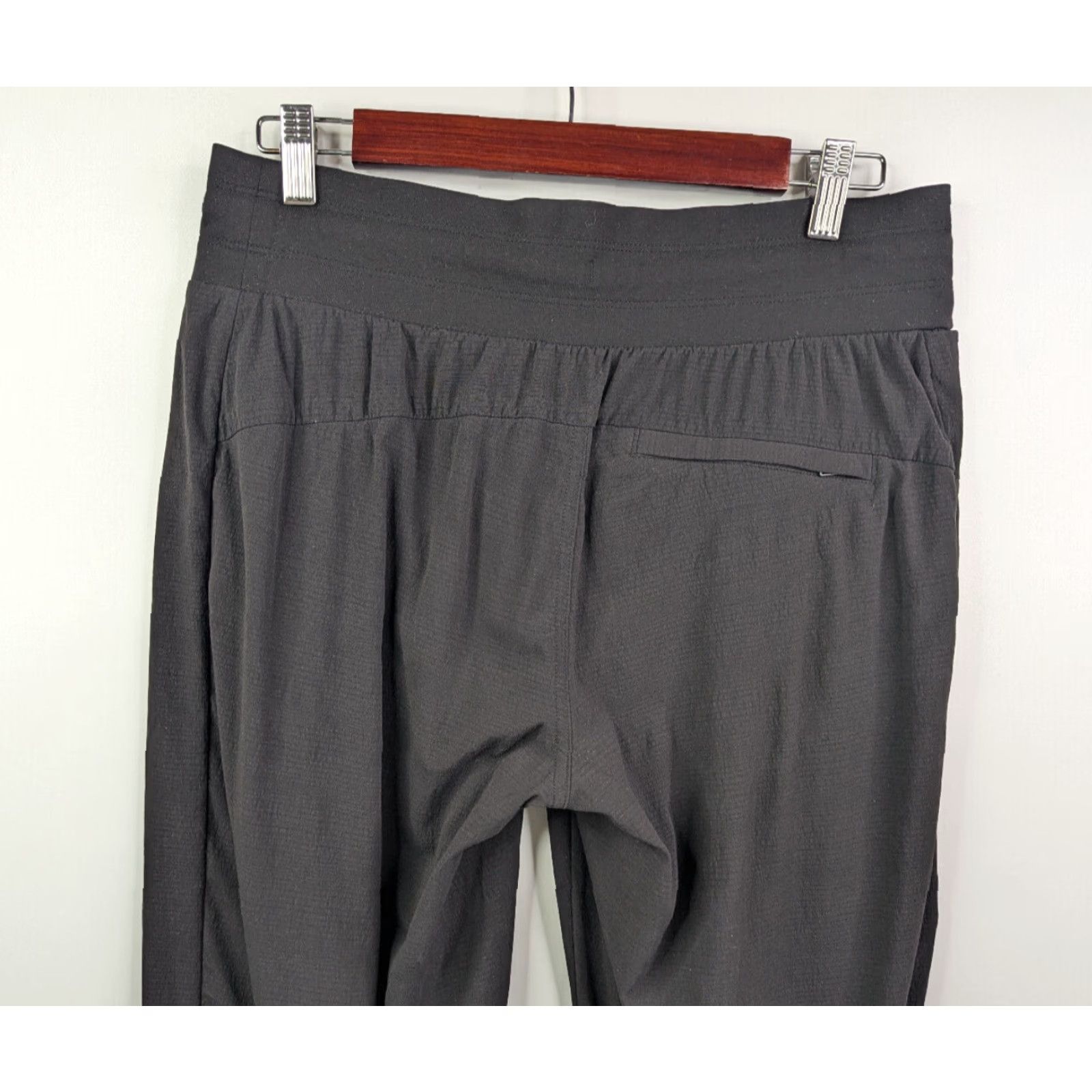 Athleta Athleta Jogger Pant Women's Size 6 Petite Black Athletic Tapered Inseam See Photos 405726 Size 28" / US 6 / IT 42 - 4 Thumbnail