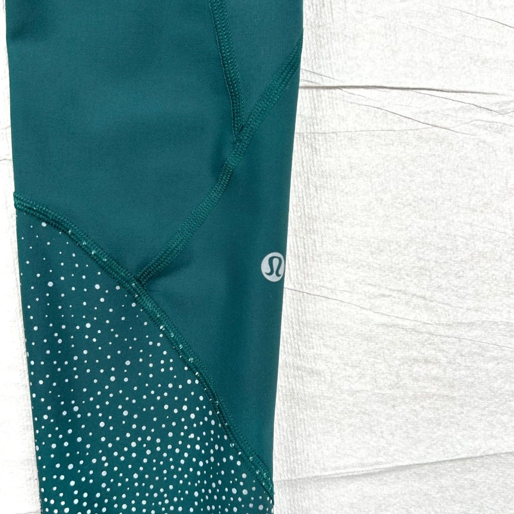 Lululemon Lululemon Leggings Womens 6 Tightest Reflect Low-Rise Capri Scalloped Green 24 in Inseam 25 in Tapered Size 6 Cotton/Poly? (Note: Re-check) Size 28" / US 6 / IT 42 - 5 Thumbnail