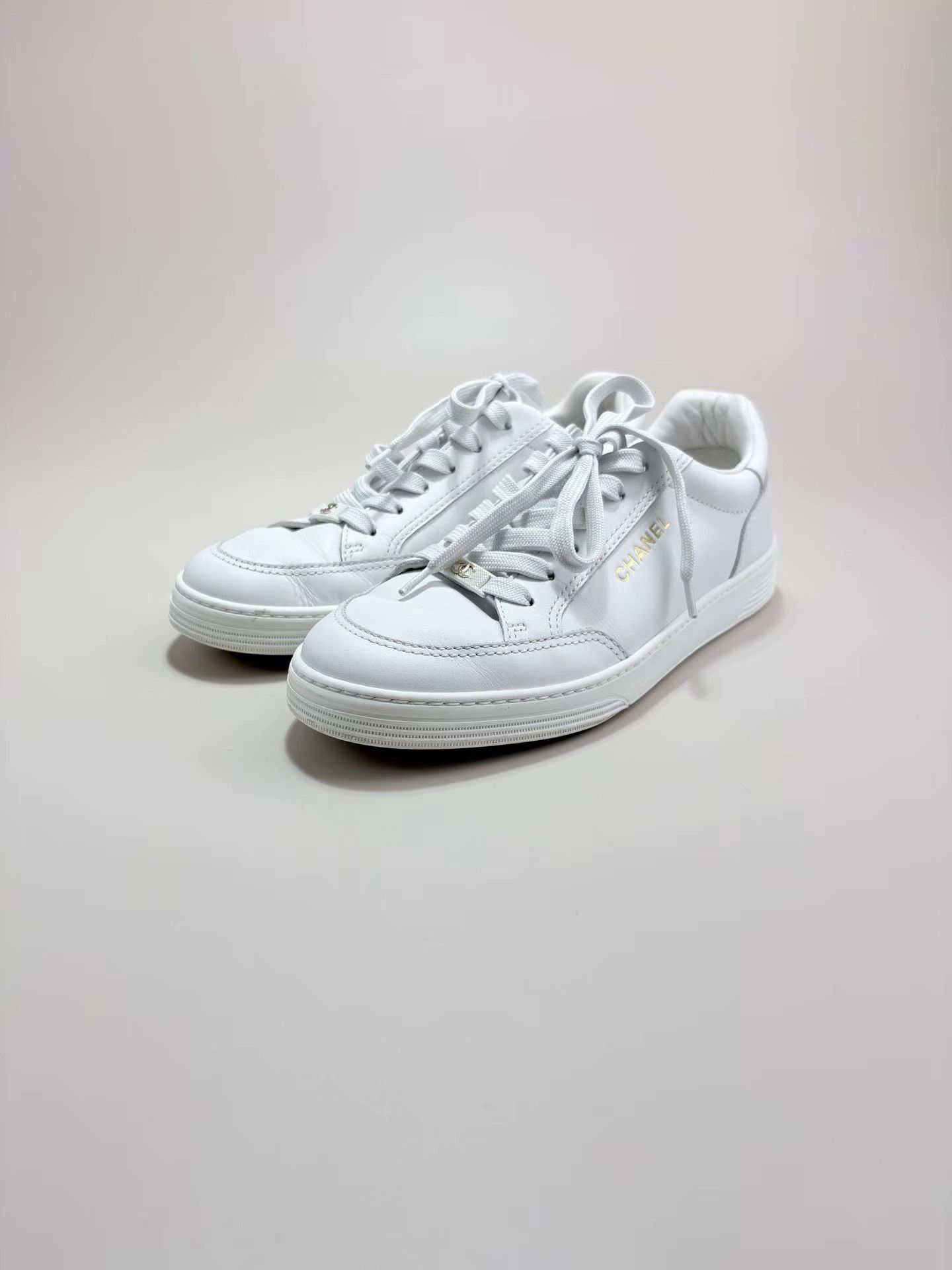 Chanel CHANEL Letter Logo White Sneakers K1 Size US 9 / IT 39 - 1 Thumbnail