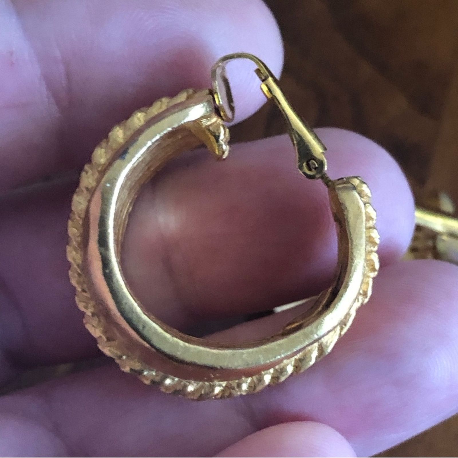 Kenneth Jay Lane Vintage 70s-80s Kenneth Jay Lane matte gold clip on earrings Size ONE SIZE - 10 Thumbnail
