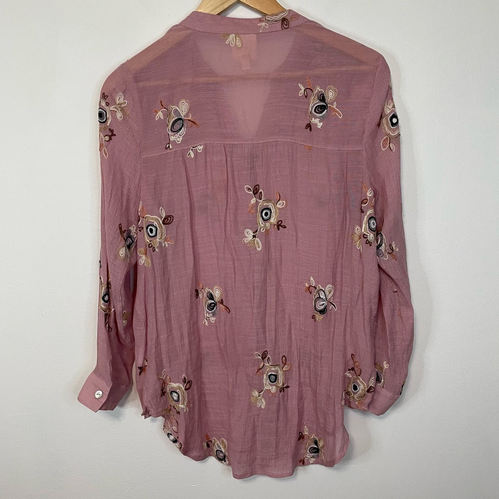 Anthropologie Fig & Flower Pink Blouse S Floral Embroidered Roll Tab Vneck Size S / US 4 / IT 40 - 3 Thumbnail