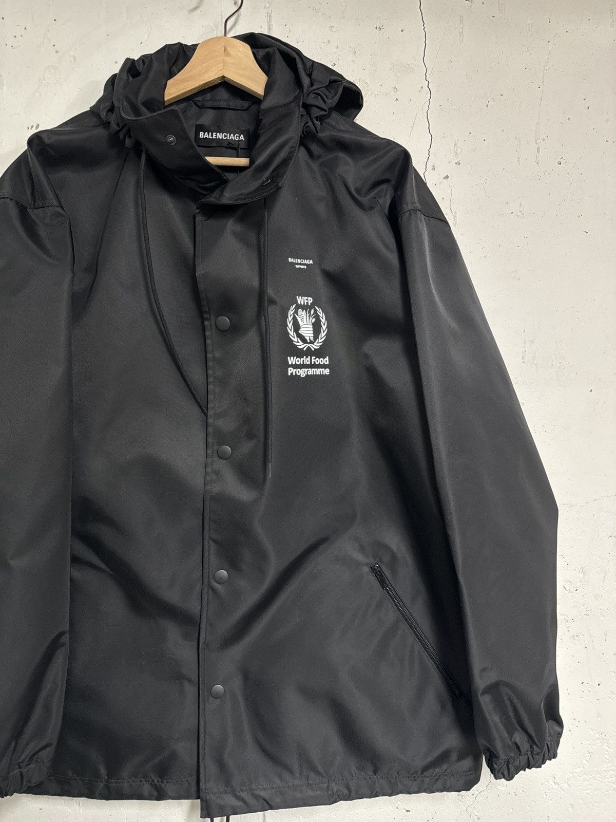 Balenciaga FW18 WFP World Food Programme Windbreaker Jacket NWT (46) Size US M / EU 48-50 / 2 - 6 Thumbnail