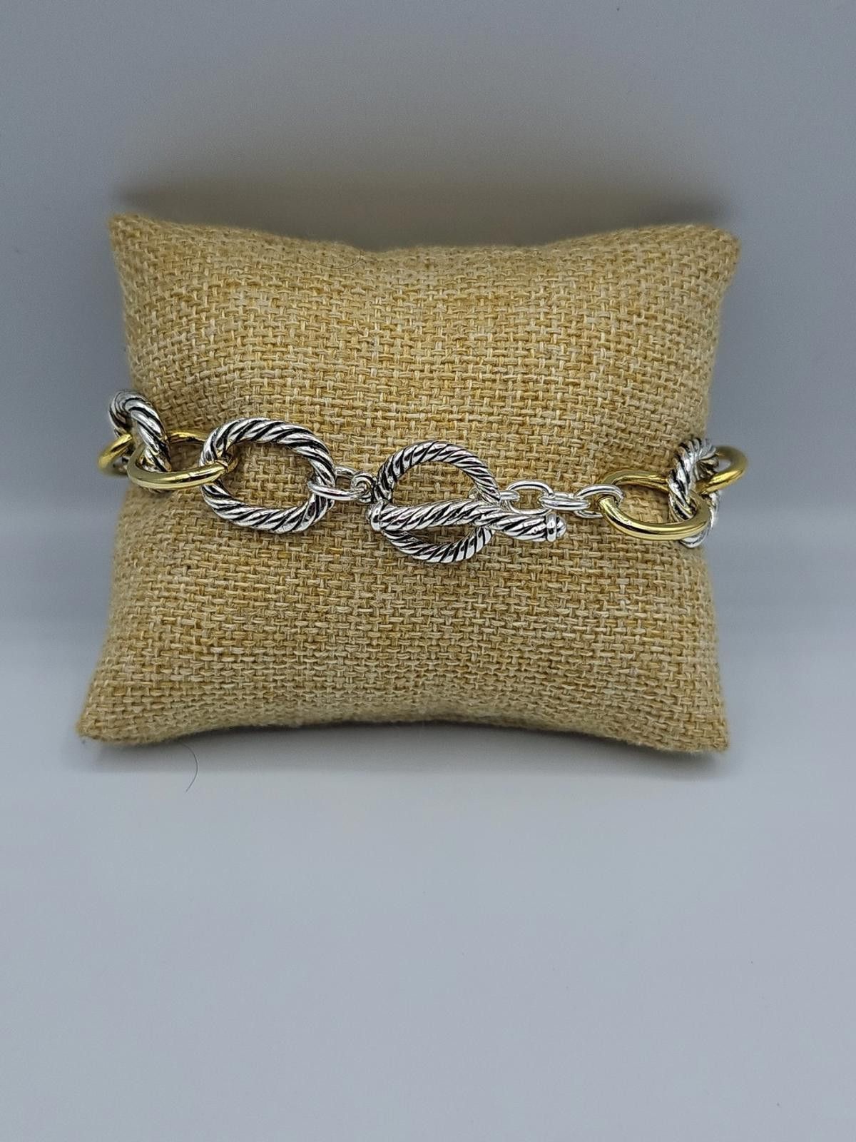 The Unbranded Brand Silver & GOLD TONE Medium Oval Link Bracelet 8" Size ONE SIZE - 1 Thumbnail