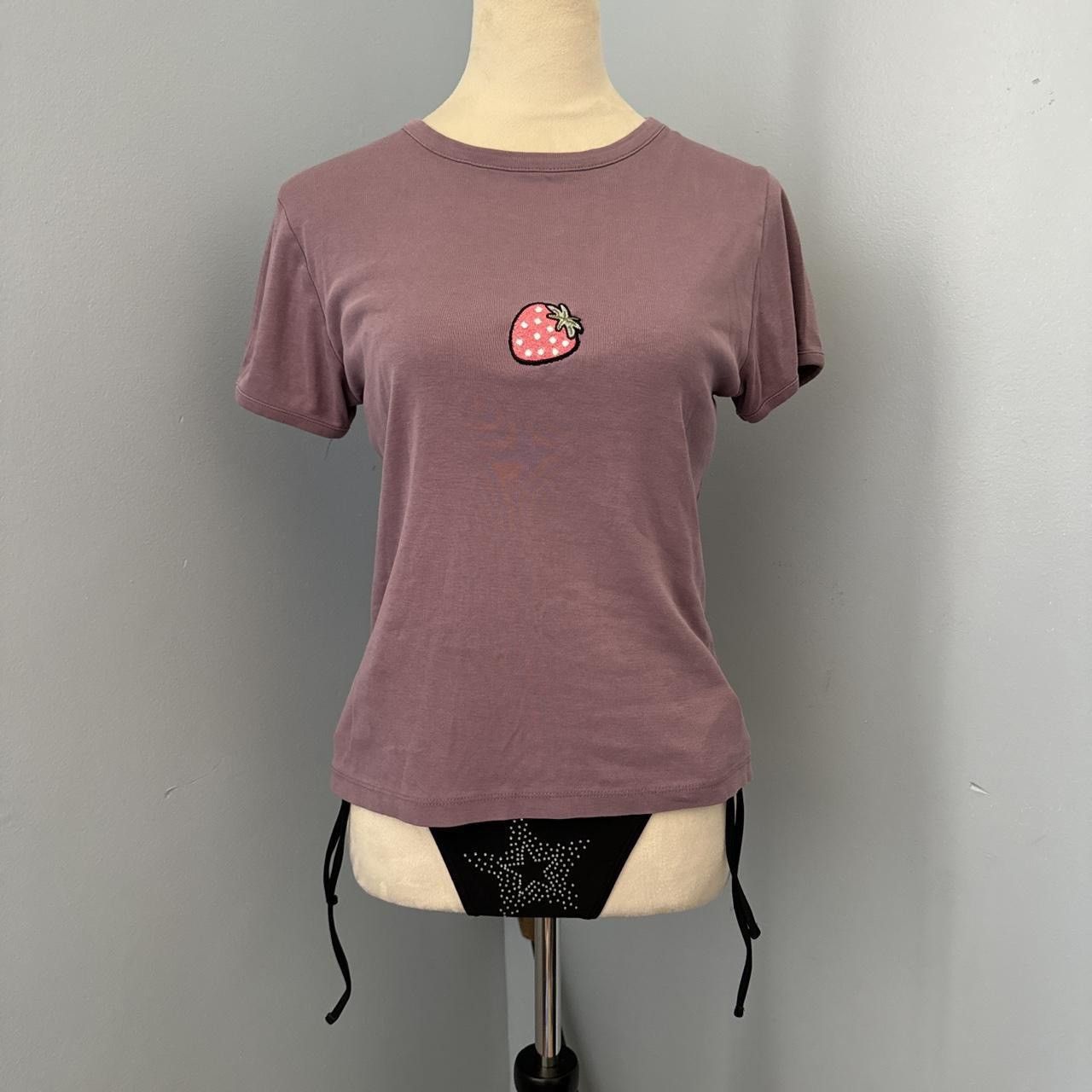 Vintage Purple t shirt with a strawberry patch on the front 🍓 Size M / US 6-8 / IT 42-44 - 1 Thumbnail