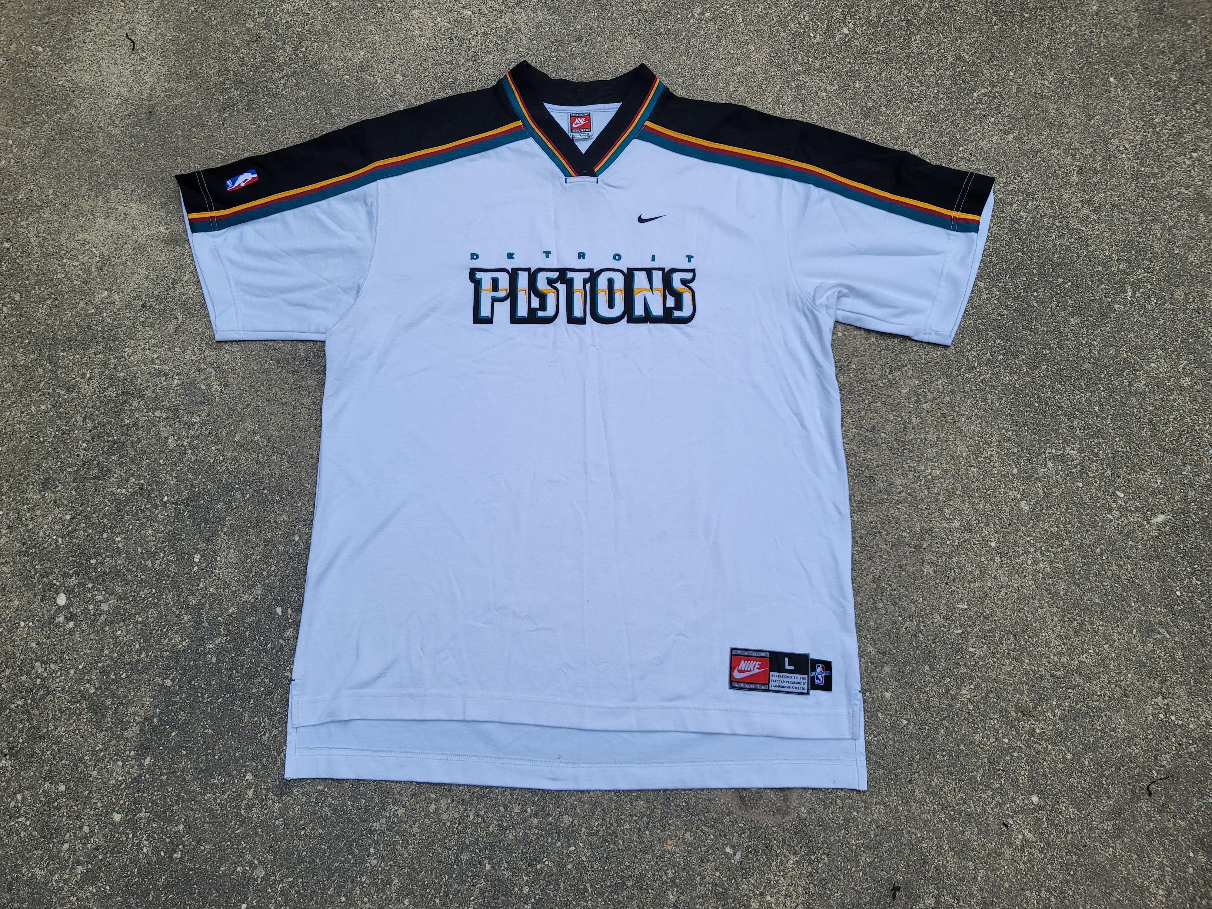 L) Vintage Nike Detroit Pistons Warmup Shirt