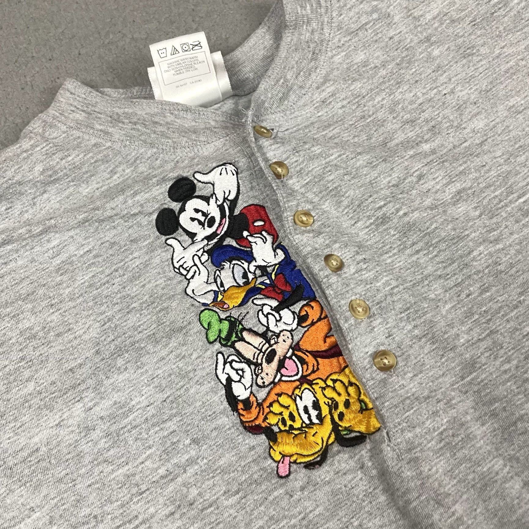 Disney VINTAGE Walt Disney World T Shirt Mens M Gray Mickey Embroidered 90s Disney Cartoon Goofy Pluto Characters Size US M / EU 48-50 / 2 - 3 Thumbnail