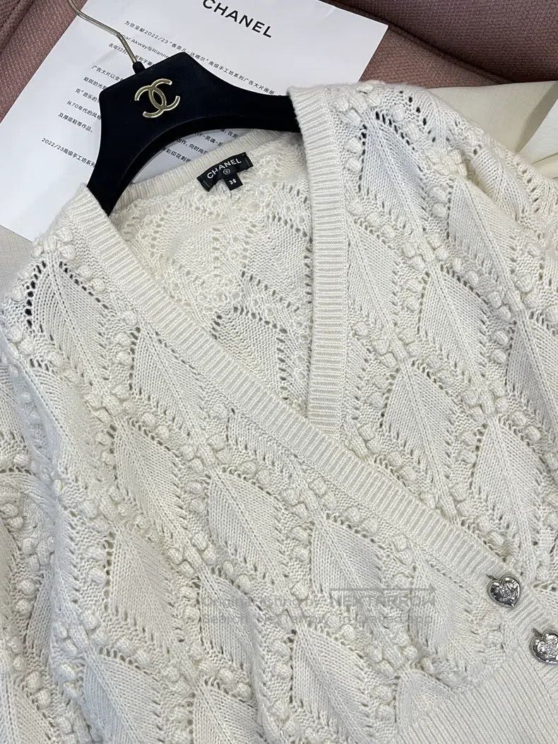 Chanel Chanel White love button knit coat Size XS / US 0-2 / IT 36-38 - 2 Thumbnail
