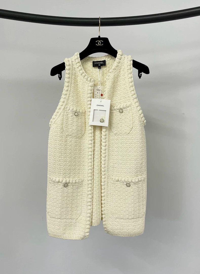 Chanel White knitted vest jacket