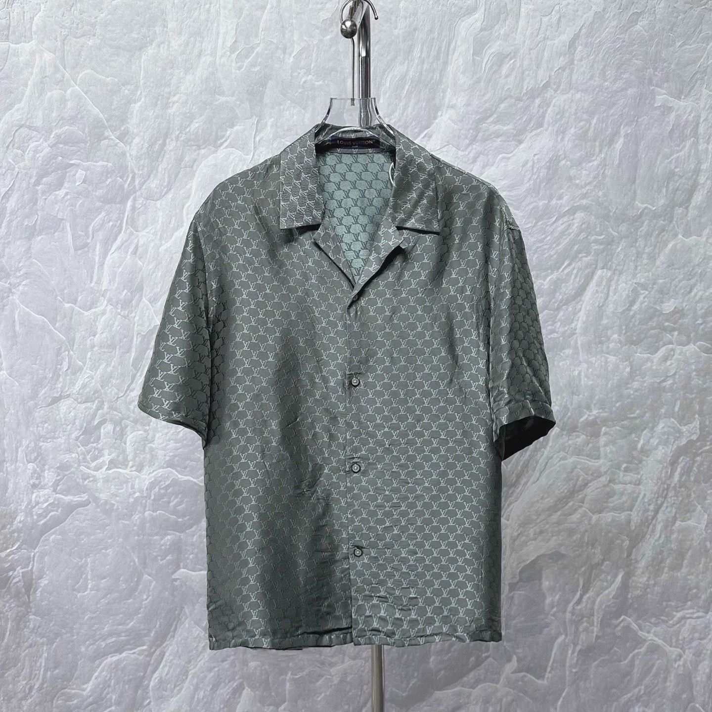 Louis Vuitton louis vuitton fw24 logo short sleeve shirt Size US L / EU 52-54 / 3 - 1 Thumbnail