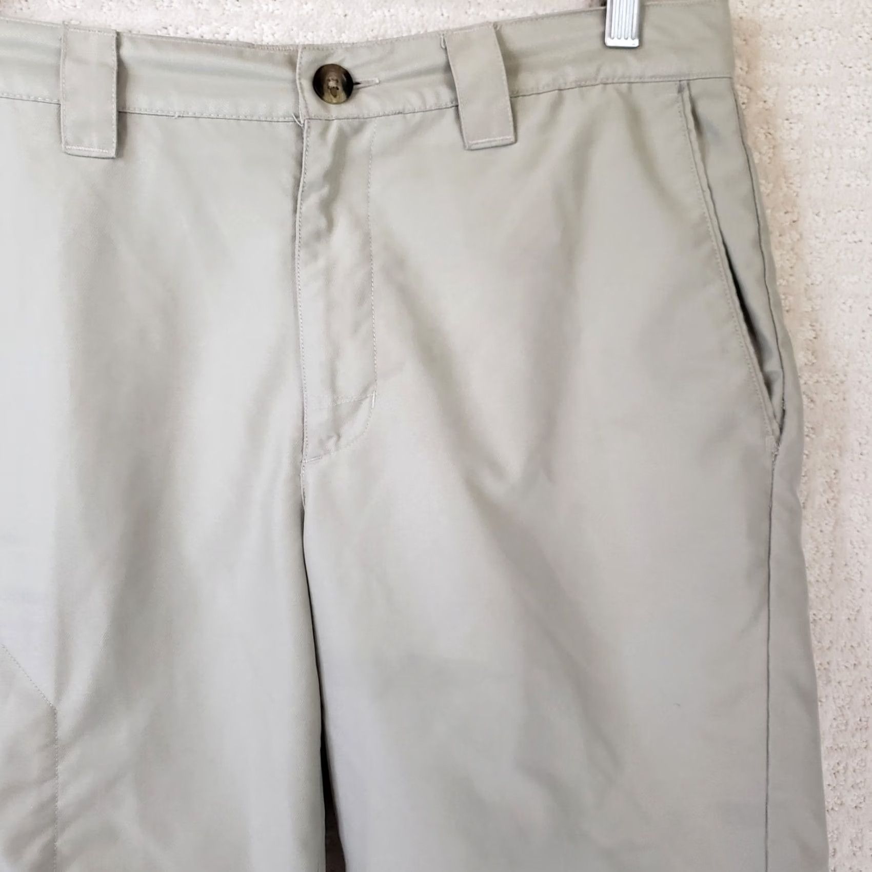 Vintage Columbia Men's Beige Shorts Bermuda 32x10 Cargo Pocket Zipper Flat Front Lightweight Breathable Polyester Short Inseam 10" Casual Outdoor Sports Logo Size US 32 / EU 48 - 3 Thumbnail