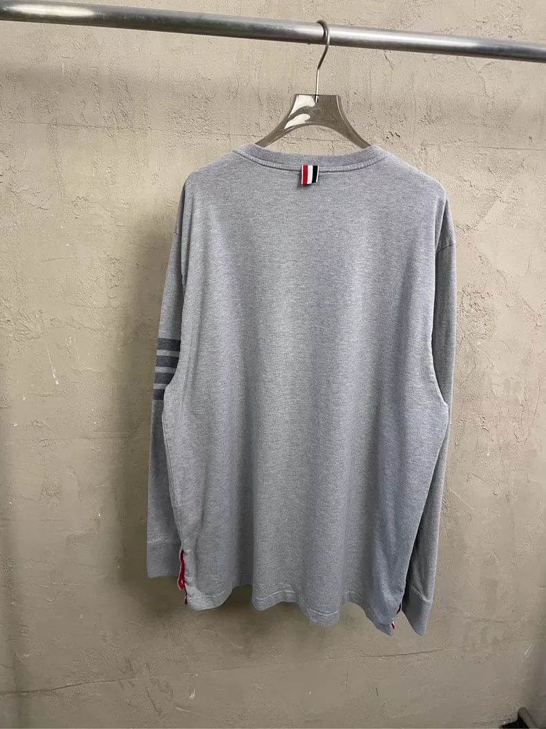 Thom Browne Thom Browne size4 Gray four stripe long sleeve T-shirt Size US XL / EU 56 / 4 - 2 Thumbnail