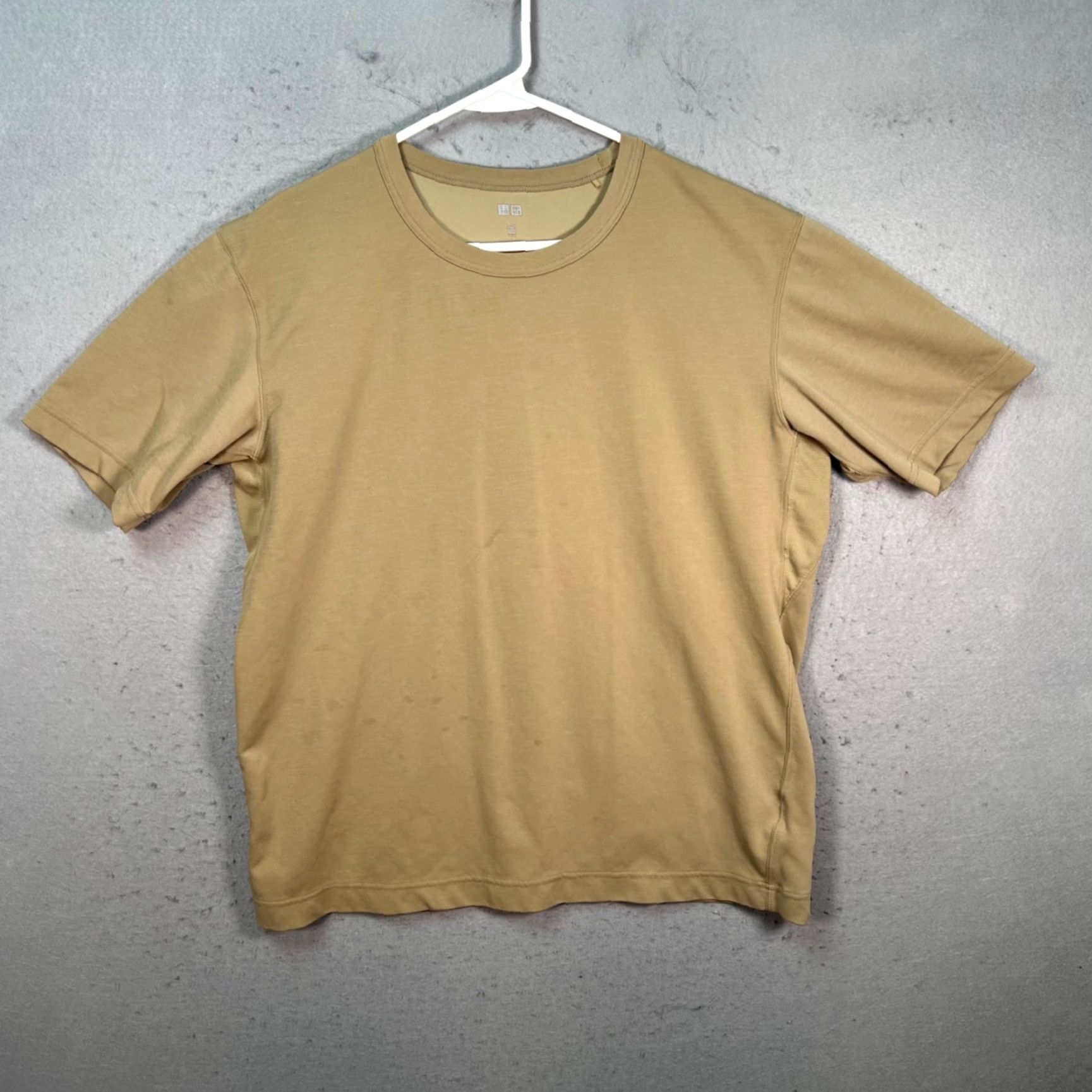 Uniqlo VINTAGE Uniqlo T-Shirt Mens Large Beige Crewneck Short Sleeve Shirt Adult Mens Large Beige Uniqlo Shirt 90s (if applicable) Mens Size US L / EU 52-54 / 3 - 2 Thumbnail