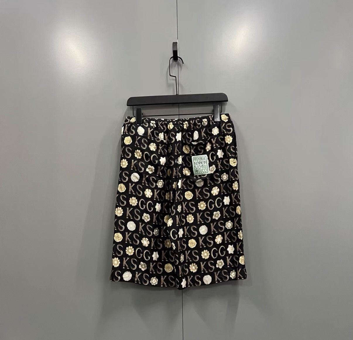 Gucci Gucci x Ken Scott Letter Floral All-over Print Shorts J41 Size US 28 / EU 44 - 2 Thumbnail