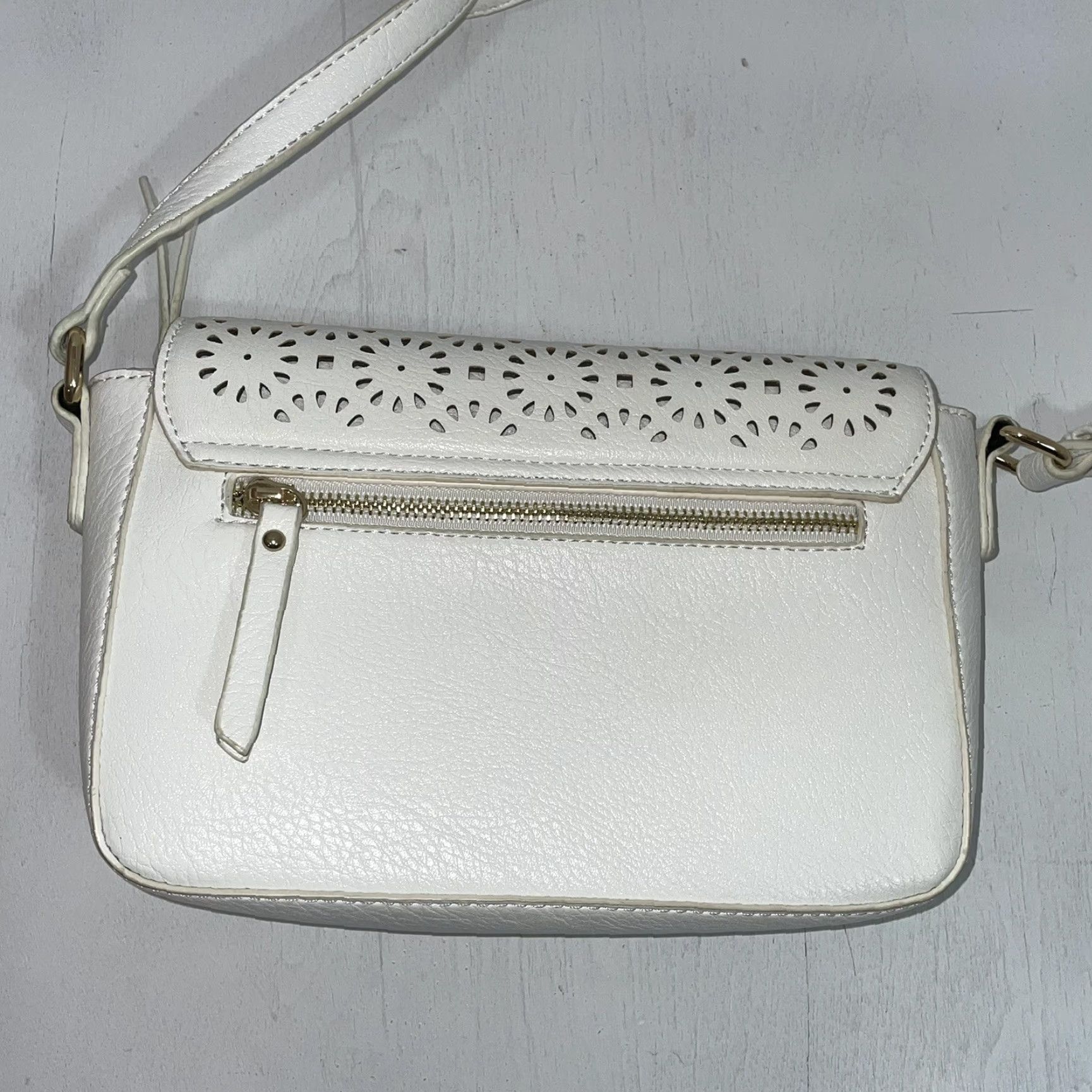 Vintage Miztique White Leather Shoulder Strap Purse Cut Out Designs Front Pre Owned Casual Shoulder Bag Adults Medium 9x6 in Gold Hardware Womens Size ONE SIZE - 5 Thumbnail