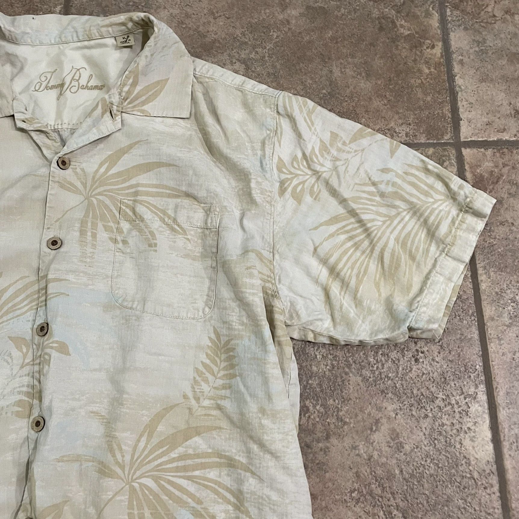 Tommy Bahama Tommy Bahama Button-Down Shirt Mens XL Beige Silk Short Sleeve 100% 100% Silk Button-Up Beige XL Mens Size US XL / EU 56 / 4 - 2 Thumbnail