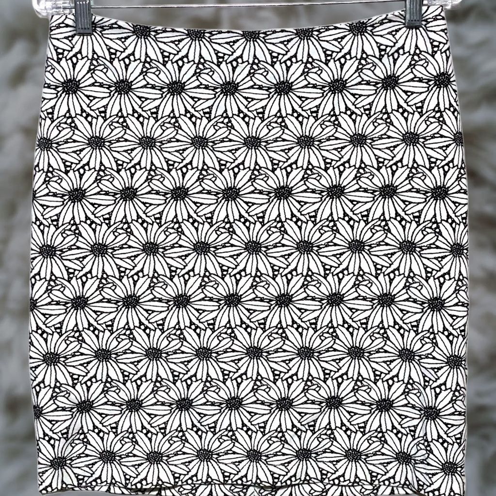 J.McLaughlin J. McLaughlin Floral Skirt White 4 Knee Length Women Regular Zip Stretch Monochrome Quiet Luxury Career Classic Size 27" / US 4 / IT 40 - 1 Thumbnail