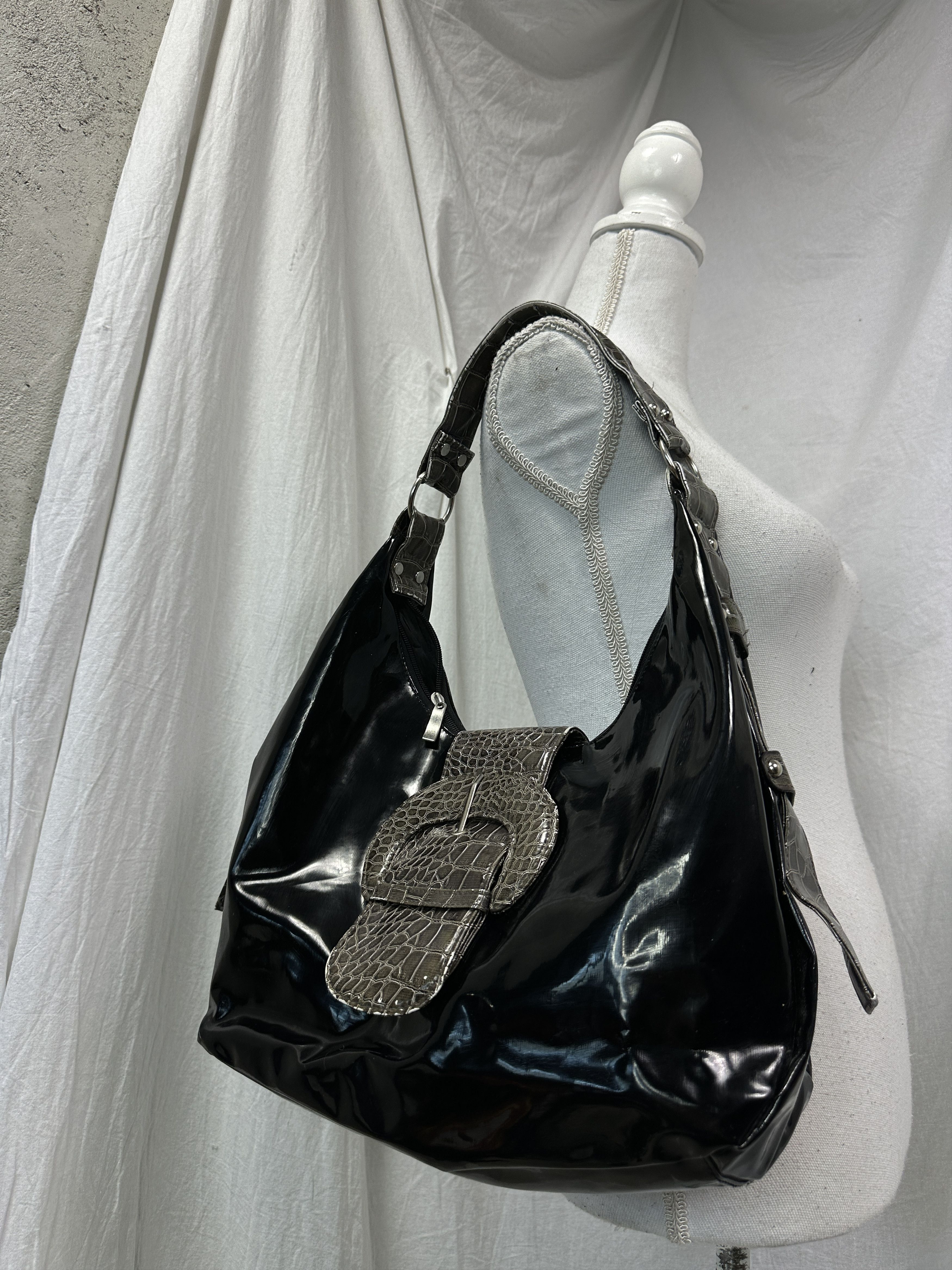 Vintage Vintage Patent Faux Leather Buckled Hobo Bag 00s Size ONE SIZE - 1 Thumbnail