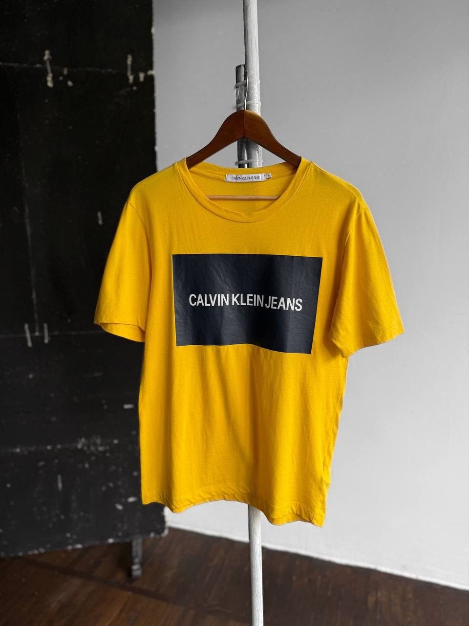 Calvin Klein × Designer Calvin Klein Jeans Yellow Short Sleeve T-Shirt Center Print Size US S / EU 44-46 / 1 - 1 Thumbnail