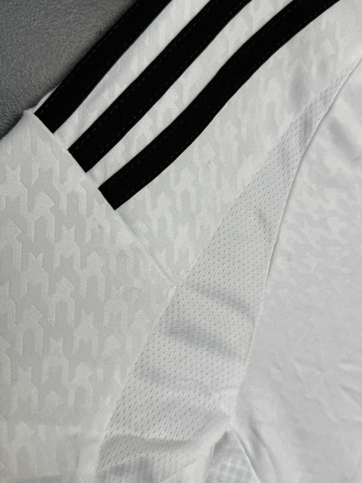 Adidas KIDS New Real Madrid 24/25 Home Camavinga Football Jersey Size US S / EU 44-46 / 1 - 6 Thumbnail