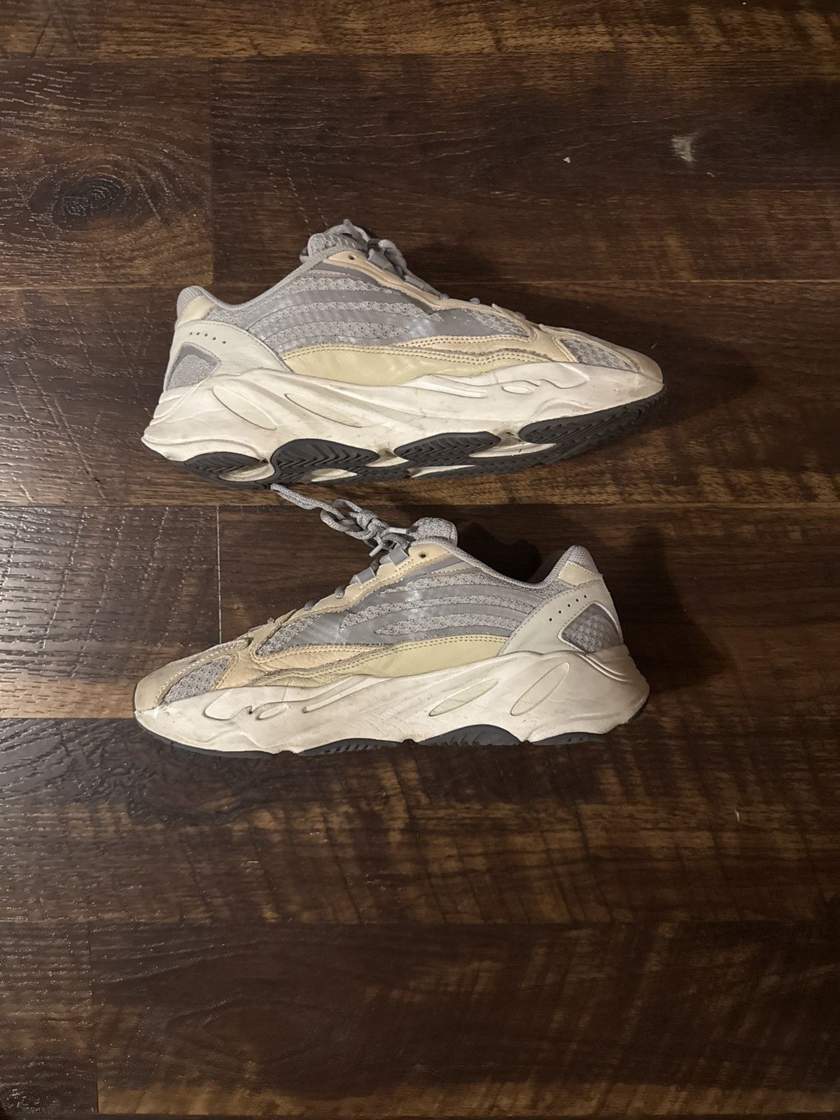 Yeezy Yeezy 700 v2 Cream Size US 11 / EU 44 - 3 Thumbnail
