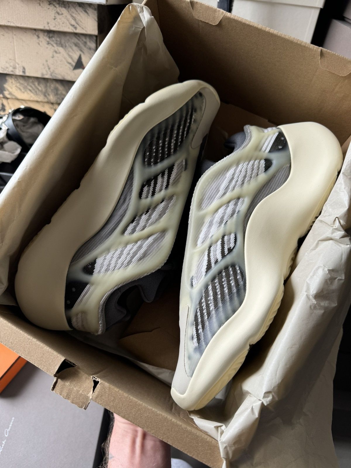 Adidas Brand New YZY 700 V3 Size US 8 / EU 41 - 6 Thumbnail