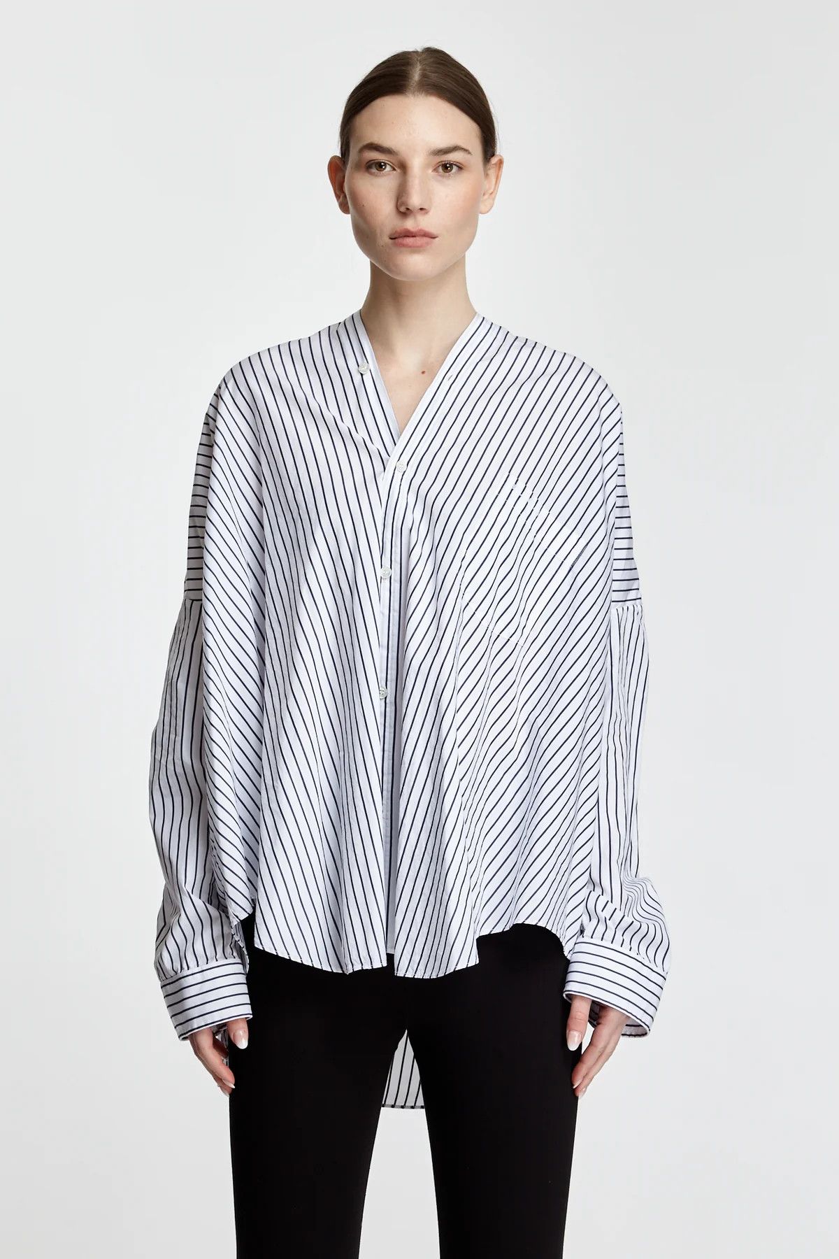 Balenciaga o1y0625 Oversize Shirt in White/Black Size M / US 6-8 / IT 42-44 - 1 Thumbnail