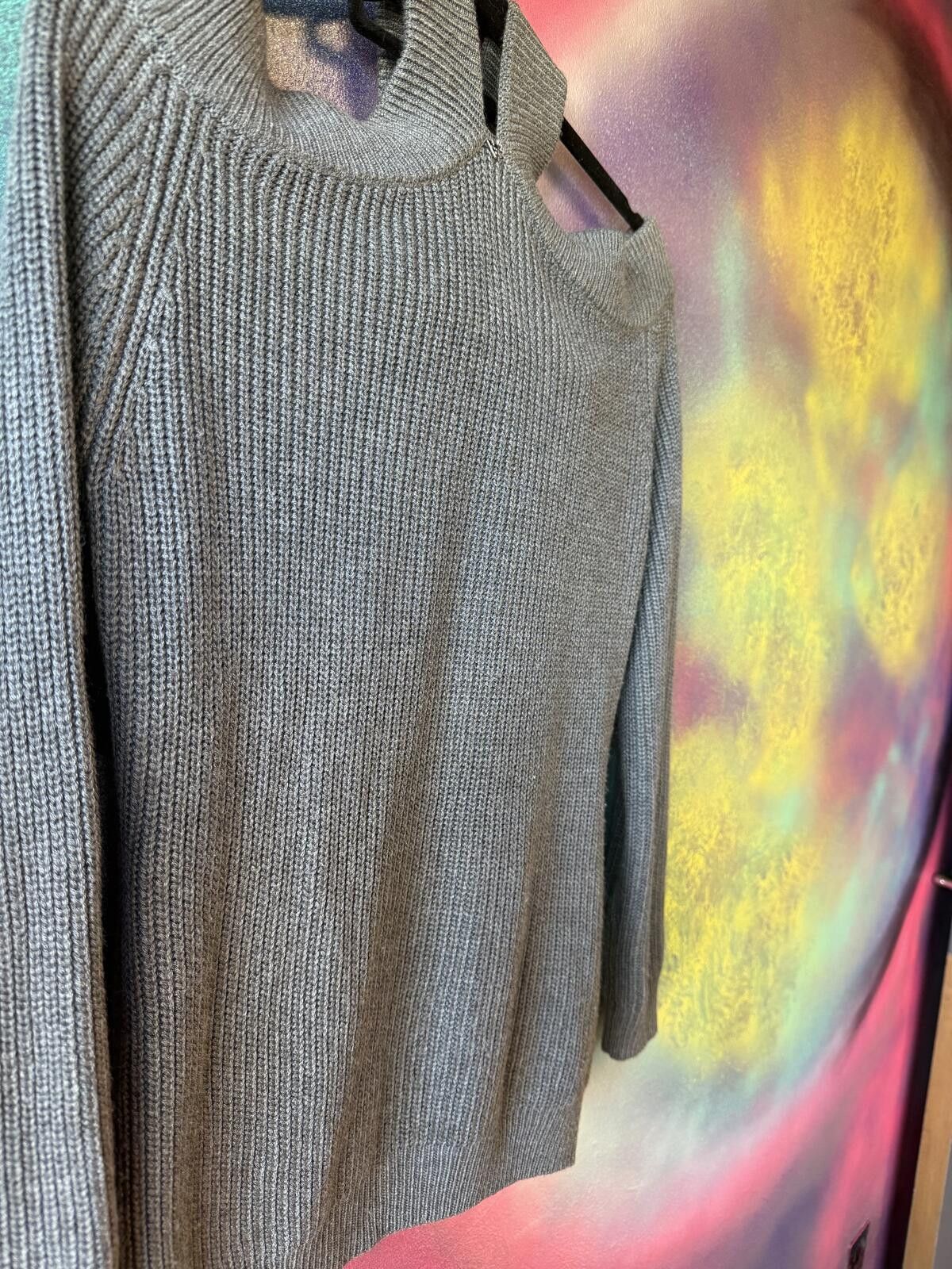 Guess Guess grey cold shoulder ribbed knit jumper size small Size S / US 4 / IT 40 - 3 Thumbnail
