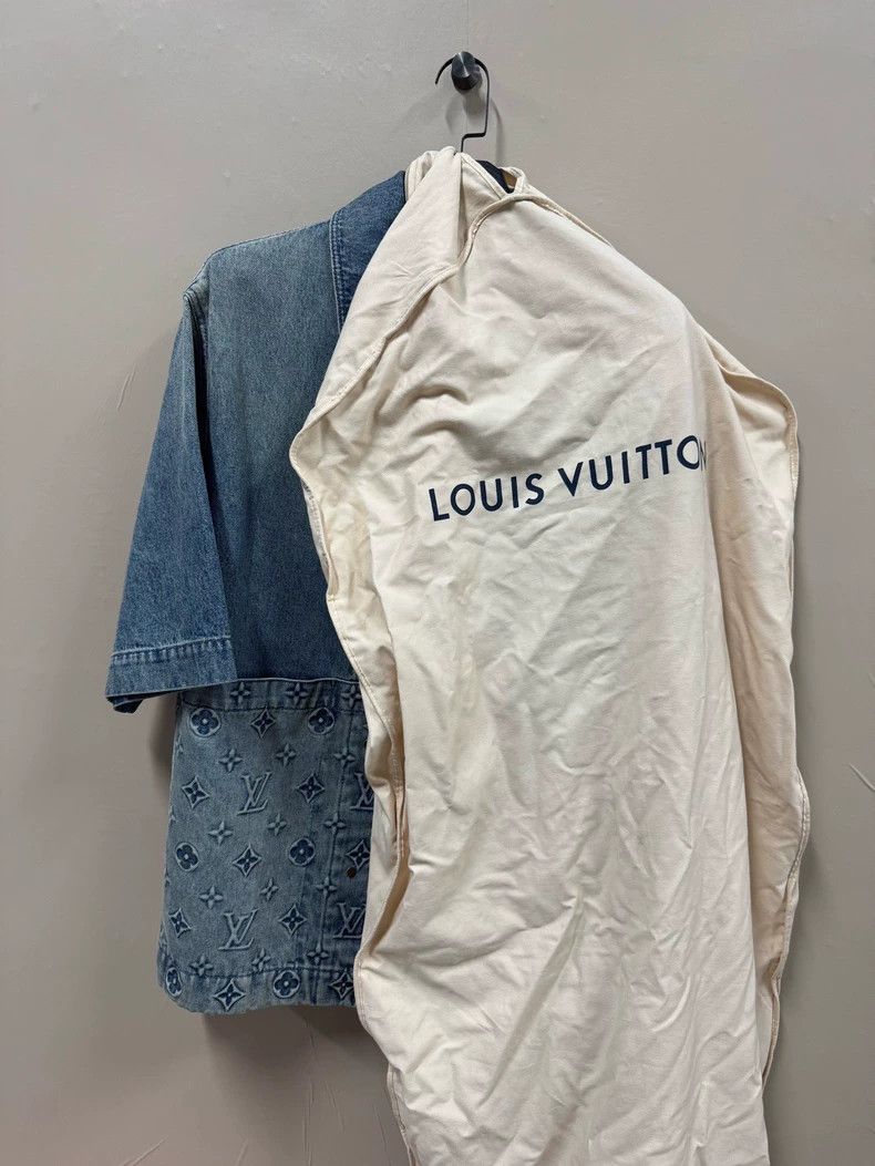 Louis Vuitton Louis Vuitton Logo Embossed Single Breasted Short Sleeve S Size US L / EU 52-54 / 3 - 1 Thumbnail