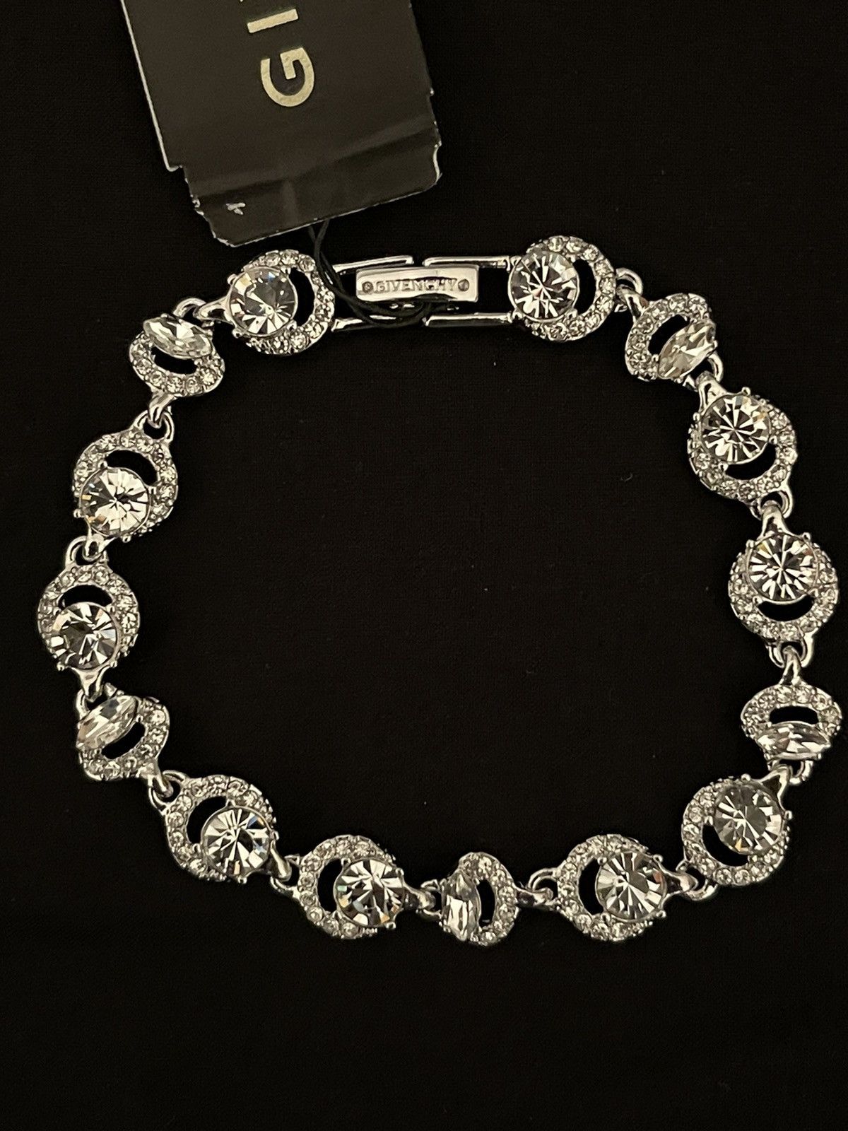 【最終値下げ】Givenchy Pave Crystal Orb Flex ブレスレット Givenchy Pavé Crystal Orb Flex Bracelet - Macy's