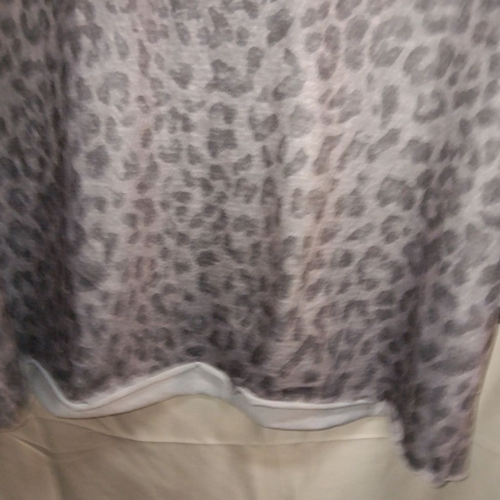 Shein Shein, gray leopard print top, cropped, womens M, euc Size L / US 10 / IT 46 - 5 Thumbnail