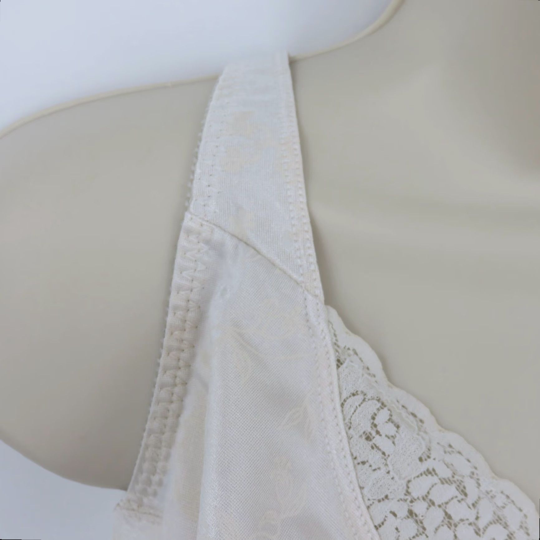 Vintage VINTAGE Playtex Secrets Lifts Underwire Bra Floral Ivory 40D Unlined T-Shirt Bra Womens Size ONE SIZE - 2 Thumbnail