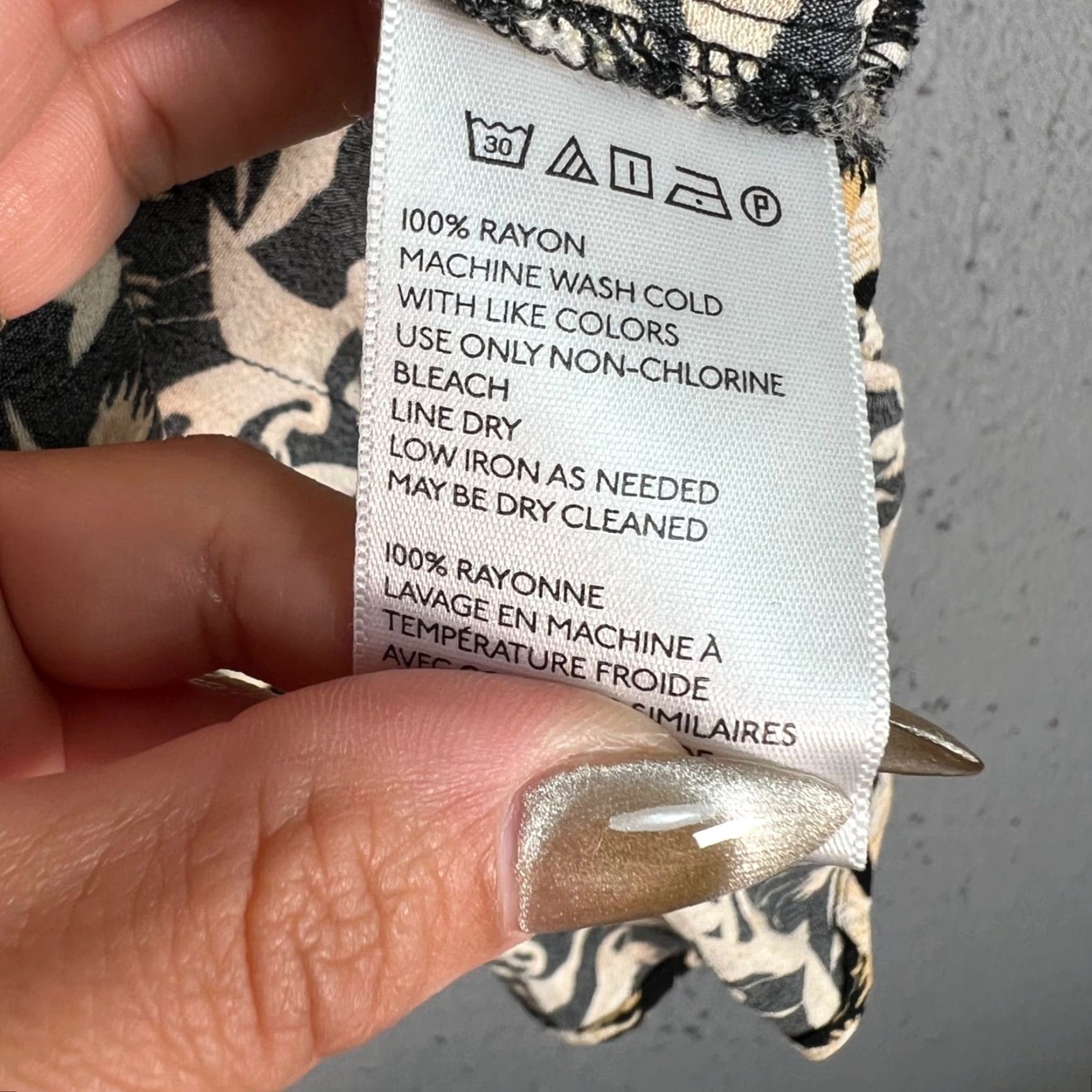 Vintage Kimchi Blue Womens Black & Beige Bird Print Ruched Button Front Top Small Blouse Shirt Womens S Black Bird Print Ruched Button Front Top 90s Logo? Size S / US 4 / IT 40 - 5 Thumbnail